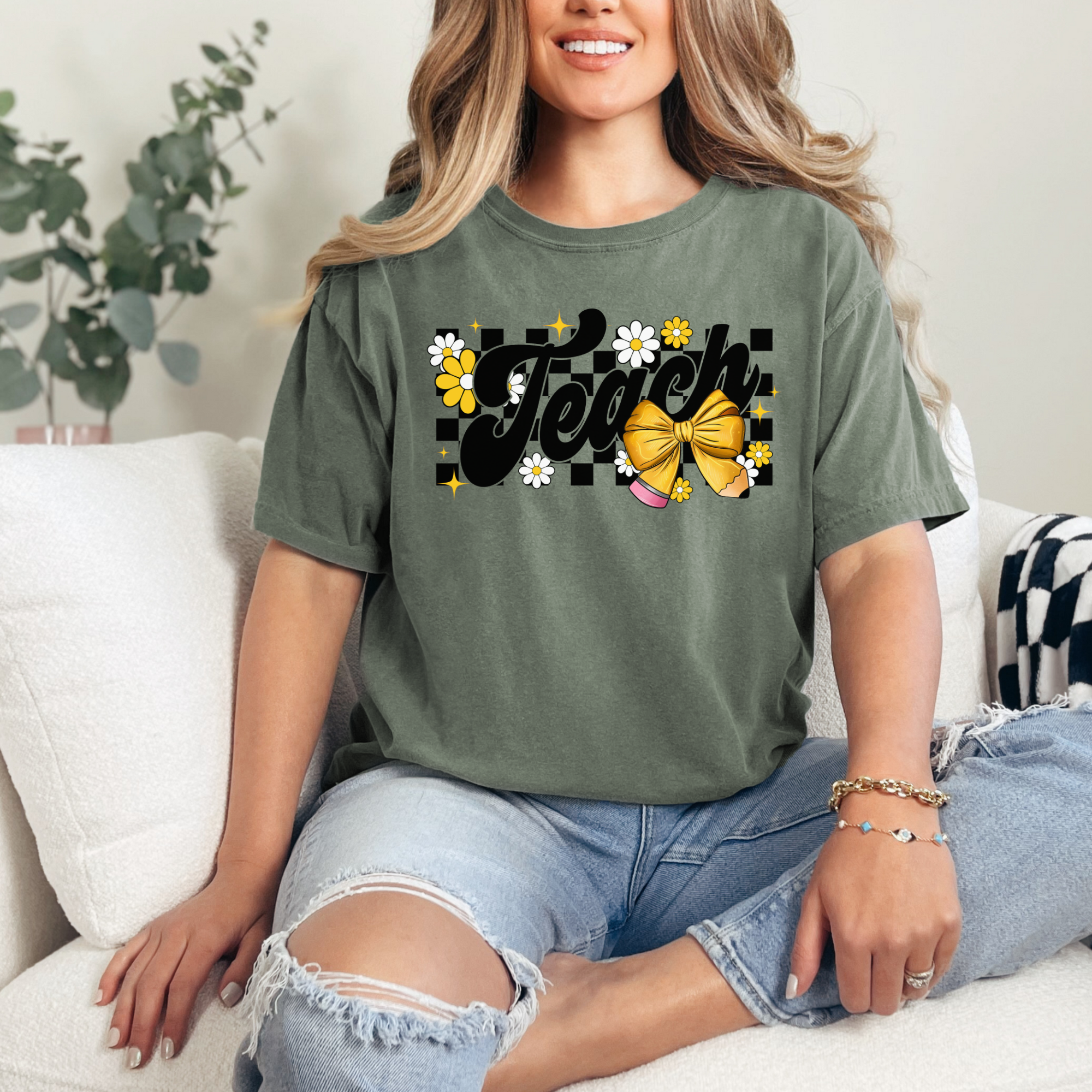Retro Inspired Teach T-Shirt | Cute Teacher T-Shirt