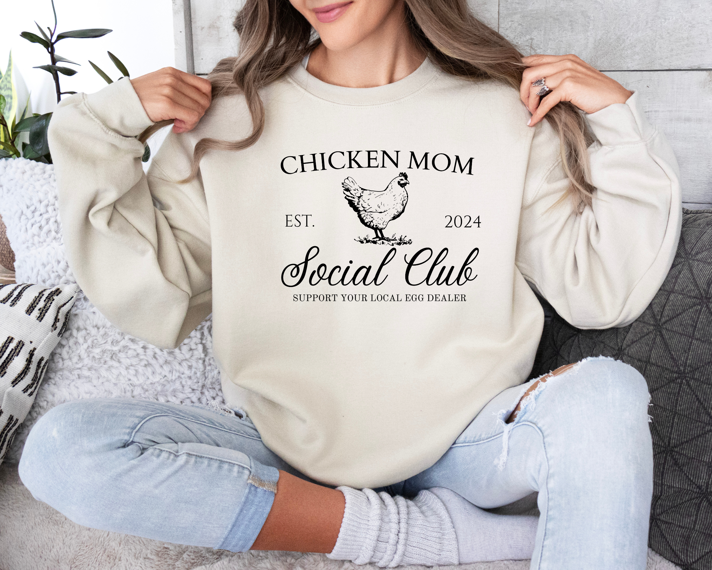 chicken mom sweatshirt in sand